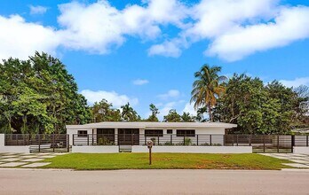 6025 SW 72nd Ave in Miami, FL - Building Photo - Building Photo