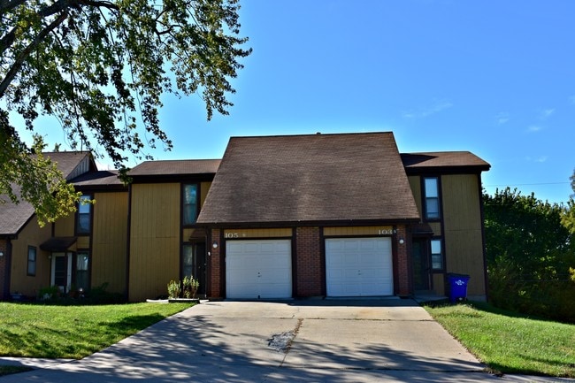 111-117 N Saxony Dr in Olathe, KS - Building Photo - Building Photo