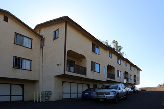 735 Franklin Ln in Vista, CA - Foto de edificio - Building Photo