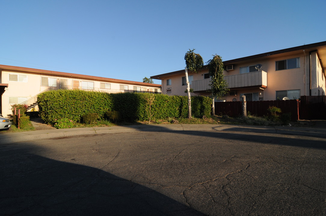 321 Neplus Ct in Lodi, CA - Foto de edificio