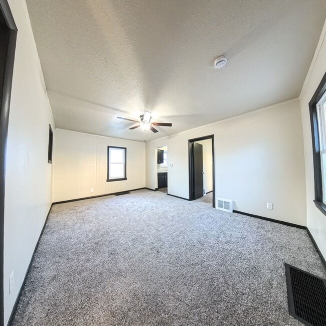 2716 Maple St in Des Moines, IA - Building Photo - Building Photo