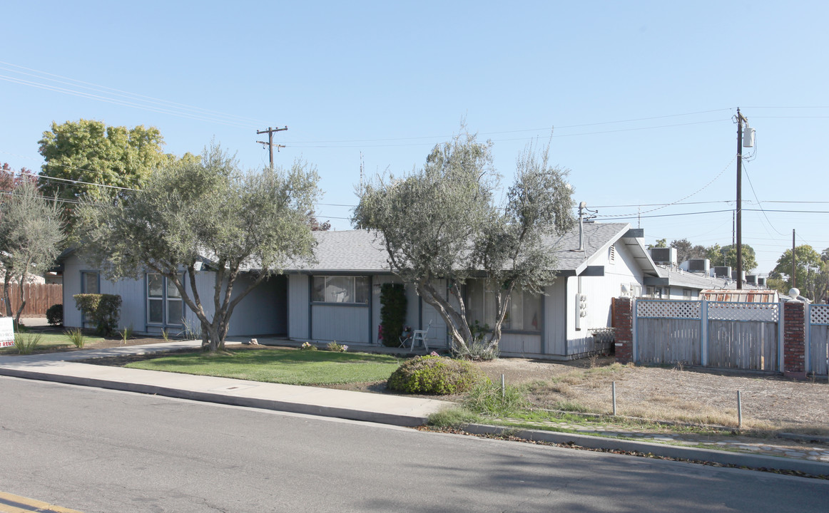 1961 Emma Lee Ln in Hanford, CA - Building Photo