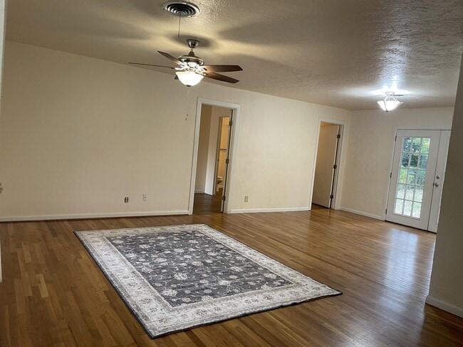 property at 1503 Oakwood Dr