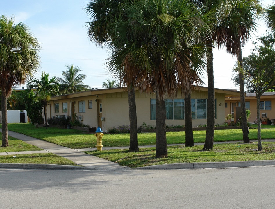 2001-2011 NE 167th St in North Miami Beach, FL - Building Photo
