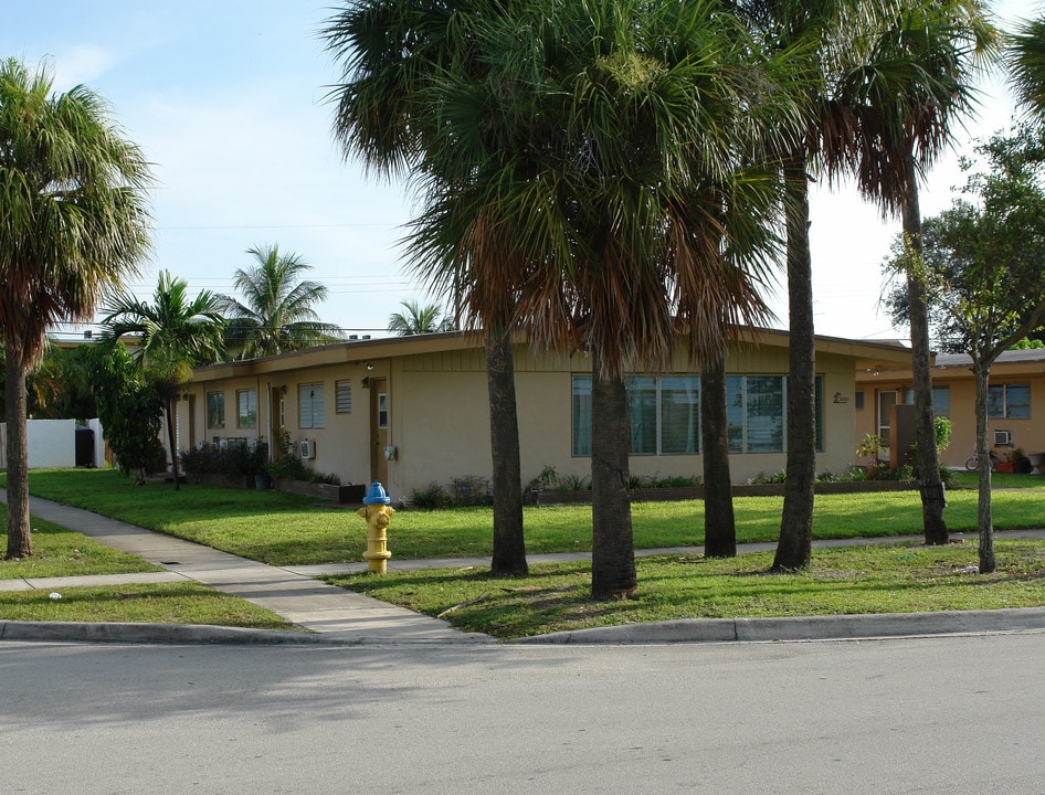 2001-2011 NE 167th St in North Miami Beach, FL - Building Photo