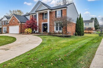 45077 Roundview Dr in Novi, MI - Foto de edificio - Building Photo