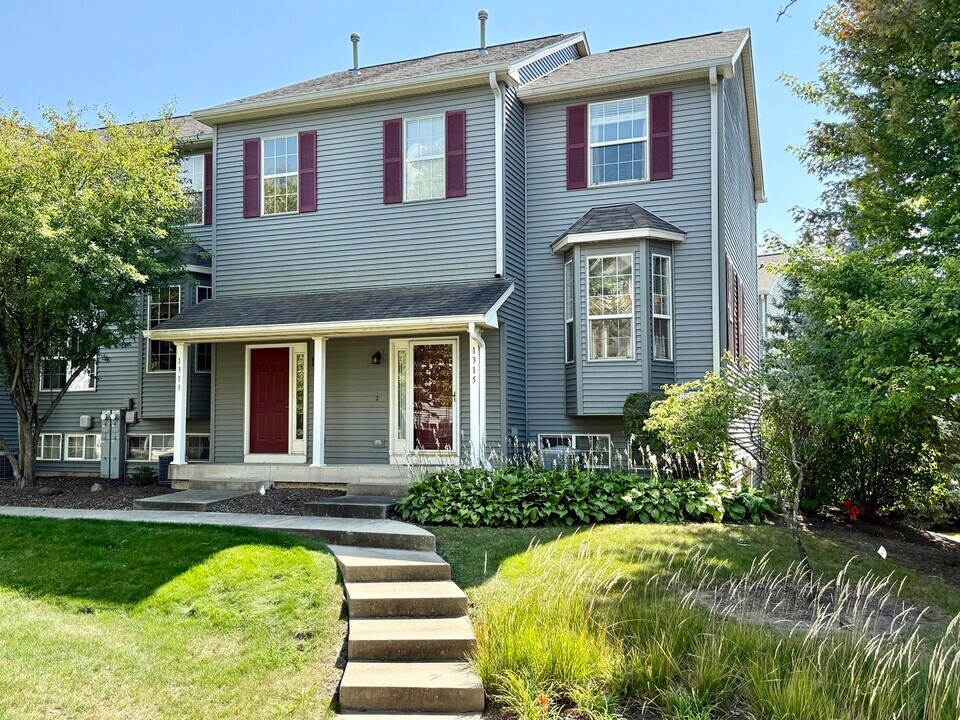 1315 Chestnut Ln in Yorkville, IL - Building Photo