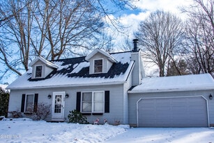 15 Longwood Dr in Clifton Park, NY - Building Photo