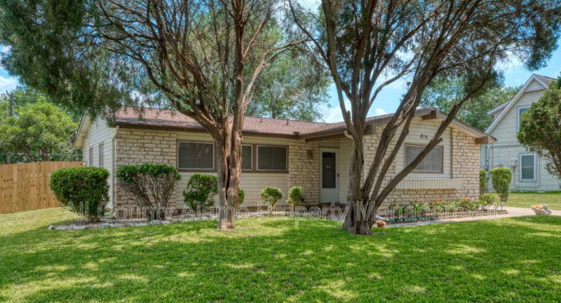 814 Horseshoe Trail in Universal City, TX - Building Photo