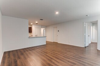 5518 Salado Fls in San Antonio, TX - Foto de edificio - Building Photo
