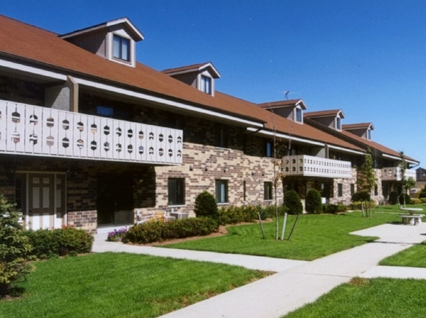 Parkway Central Apartments in West Allis, WI - Building Photo