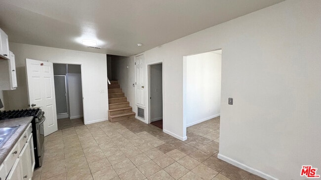 19040 Bassett St in Los Angeles, CA - Building Photo - Building Photo