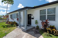 840 NE 158th St in North Miami Beach, FL - Building Photo - Building Photo