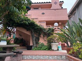 119 9th St in Huntington Beach, CA - Building Photo