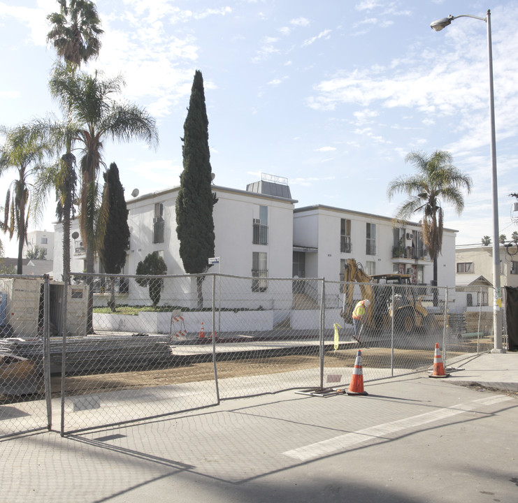 3900 W 1st St. in Los Angeles, CA - Foto de edificio