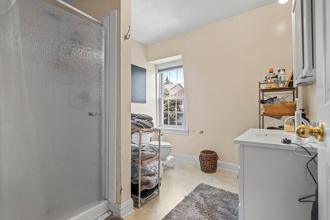 16 Gates St, Unit 3 in Boston, MA - Foto de edificio - Building Photo