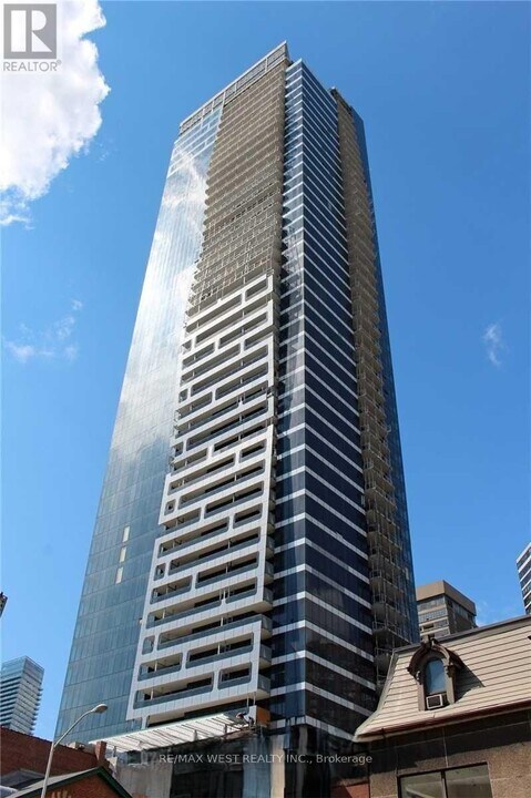 5 St Joseph St in Toronto, ON - Building Photo