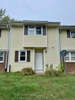 210 Holly Hill St in Broadway, VA - Building Photo