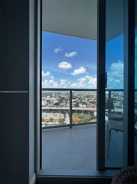 185 SW 7th St in Miami, FL - Foto de edificio - Building Photo