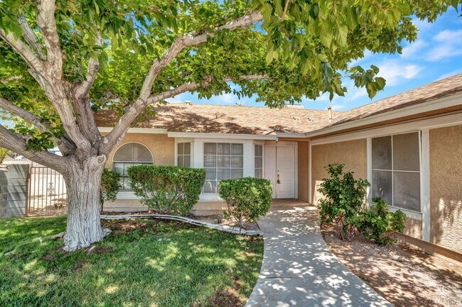 7908 Westcliff Dr in Las Vegas, NV - Foto de edificio - Building Photo