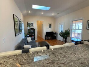 14 Flint St, Unit 1 in Somerville, MA - Foto de edificio - Building Photo