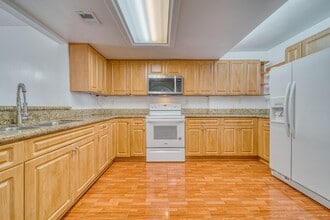 840 SW 105th Ave, Unit 318 in Miami, FL - Foto de edificio - Building Photo