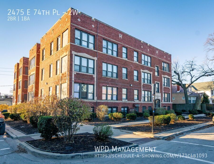 2475 E 74th Pl in Chicago, IL - Building Photo