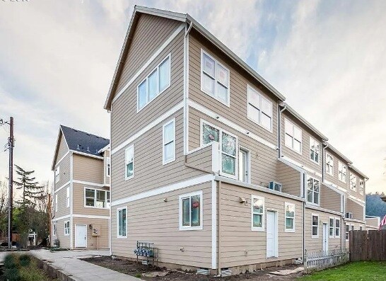 8812 N Edison St, Unit 8812 A N Edison in Portland, OR - Building Photo