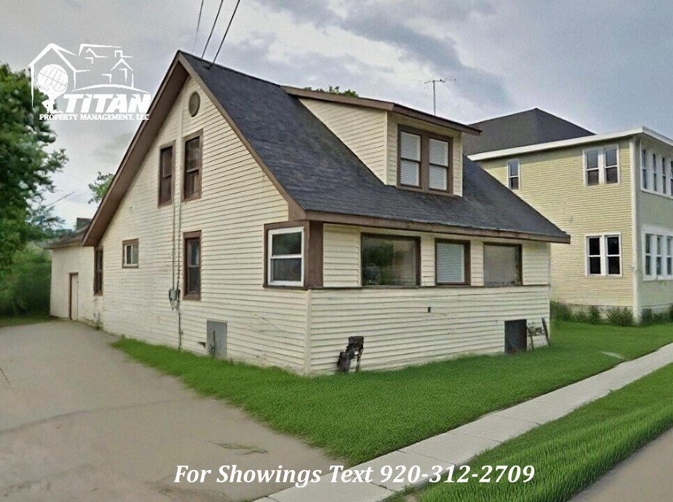 330 Hudson Ave in Oshkosh, WI - Building Photo