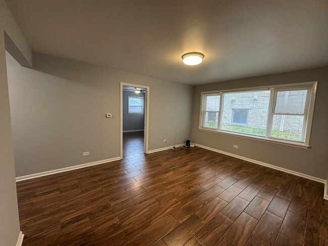 5482 W Higgins Ave in Chicago, IL - Building Photo - Building Photo
