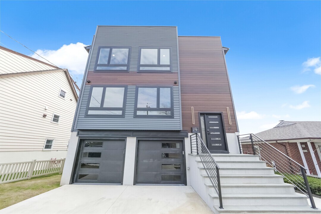 270 Lafayette Ave in Lyndhurst, NJ - Building Photo