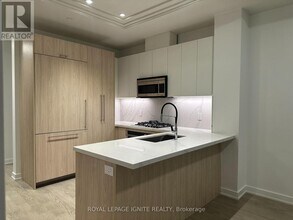 123 Maurice Dr in Oakville, ON - Building Photo - Building Photo