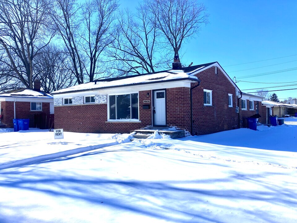 21781 Logue Ave in Warren, MI - Building Photo