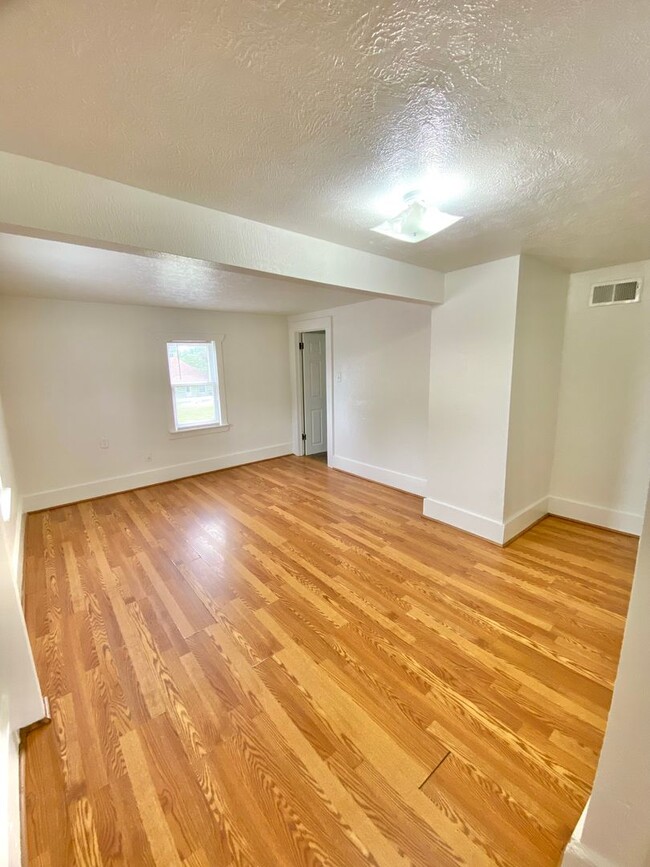 property at 505 W Oak St