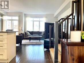 642 Tennant Way in Ottawa, ON - Building Photo - Building Photo