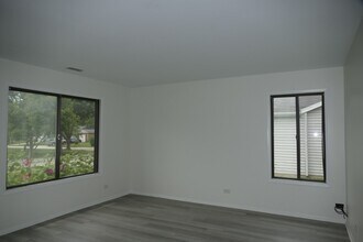 1076 Crestwood Ln in Bolingbrook, IL - Foto de edificio - Building Photo