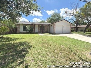 8231 Meadow Forest St in San Antonio, TX - Foto de edificio