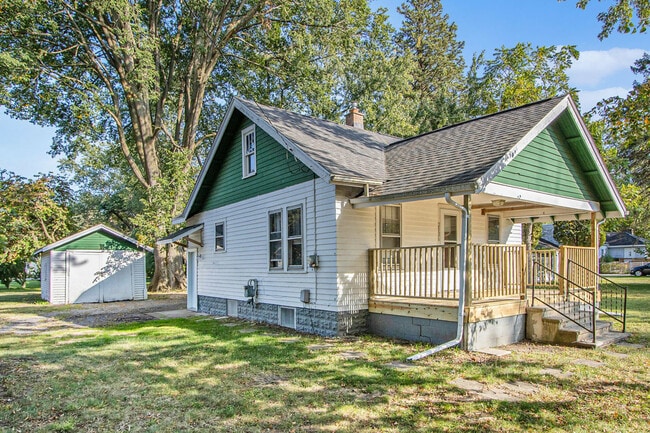 property at 2826 Courtlandt Ave