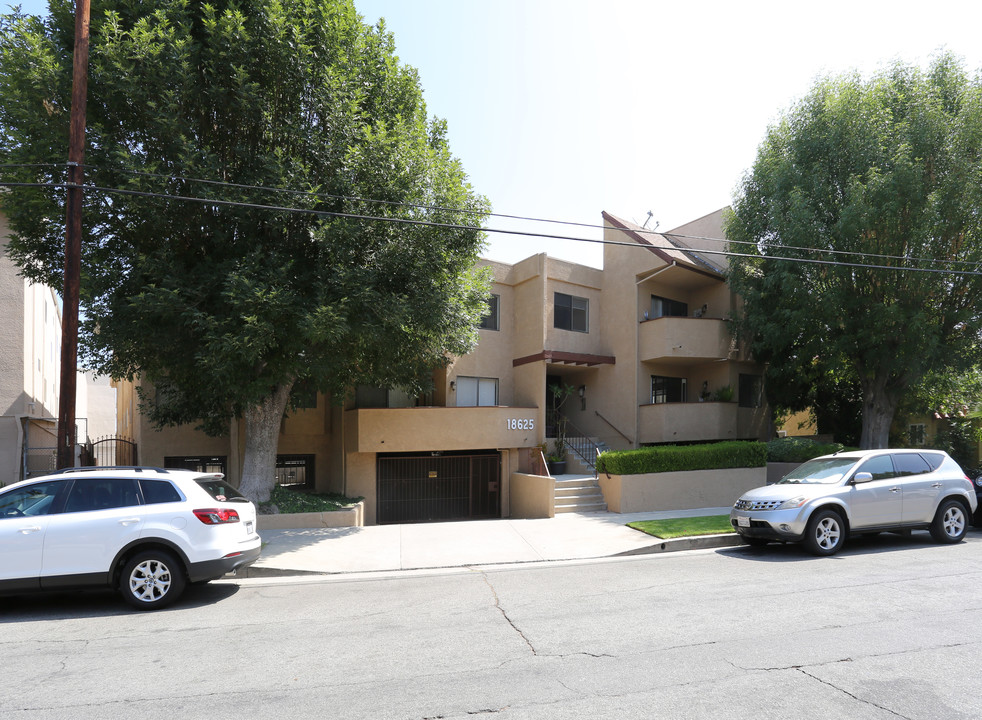 Clark Apartments in Tarzana, CA - Building Photo