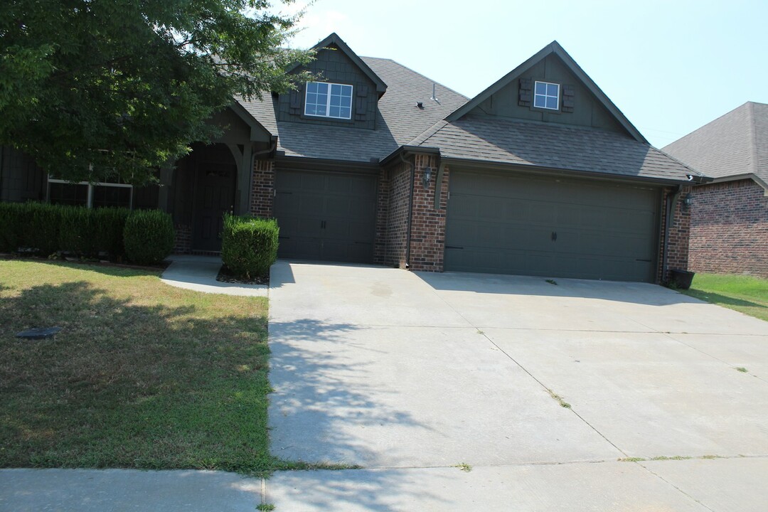 12002 E 105th Pl in Owasso, OK - Building Photo