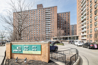 Argentine Tower in Corona, NY - Foto de edificio - Building Photo