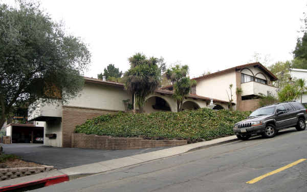 2050 Ascot Dr in Moraga, CA - Foto de edificio - Building Photo