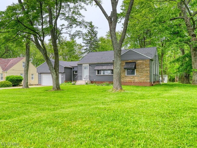 18447 Pearl Rd in Strongsville, OH - Building Photo - Building Photo