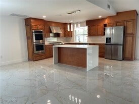 2210 Isle of Pines Ave in Ft. Myers, FL - Building Photo