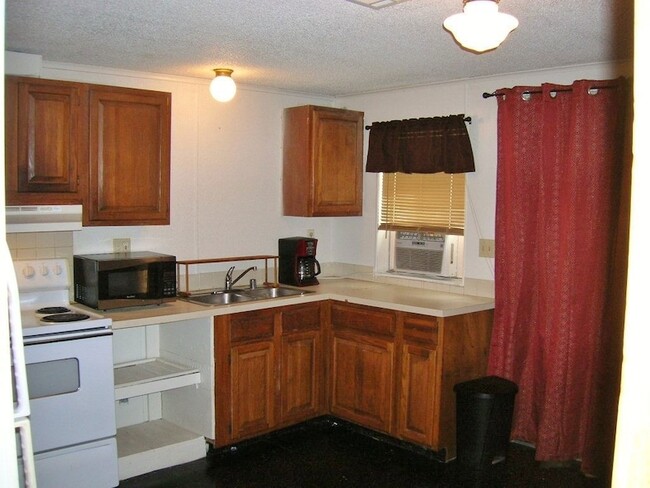 205 E Elm St in Burnet, TX - Building Photo - Building Photo
