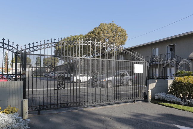 Norwood Apartments in Norwalk, CA - Foto de edificio - Building Photo