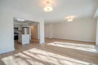 2740 W Farragut Ave in Chicago, IL - Building Photo - Building Photo