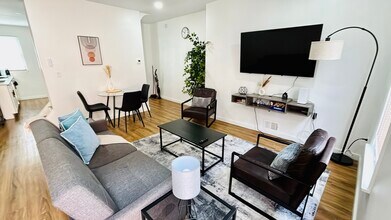 523 Alpine Ave in Pittsburgh, PA - Foto de edificio - Building Photo