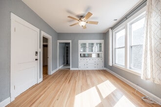 3927 N Whipple St, Unit 2 in Chicago, IL - Building Photo - Building Photo