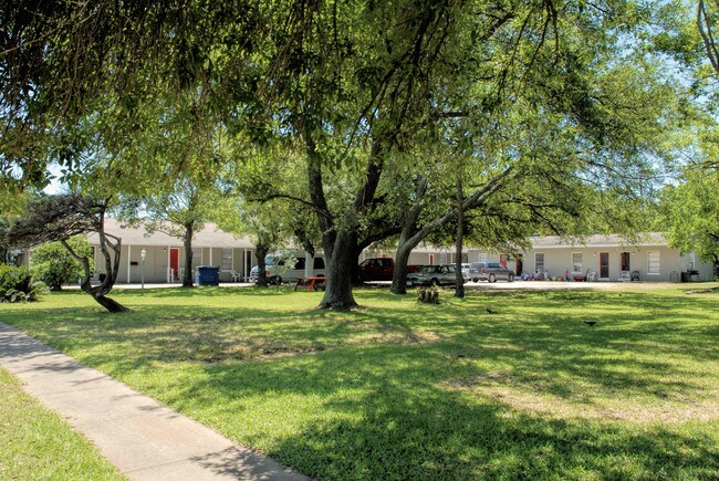 817 5th Ave N in Texas City, TX - Foto de edificio - Building Photo